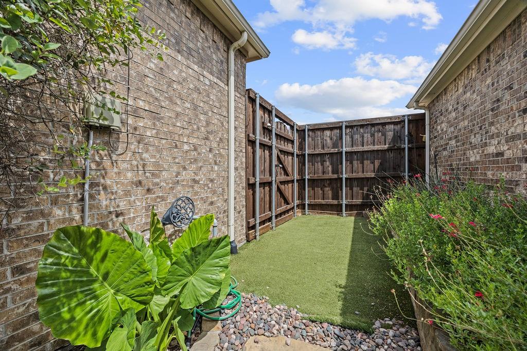 10216 Boyton Canyon Road Property Photo 18