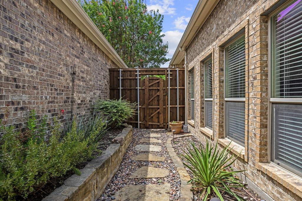 10216 Boyton Canyon Road Property Photo 20
