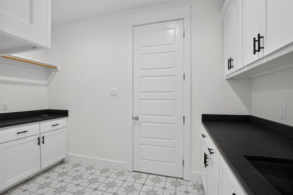 1040 Agnes Property Photo 32