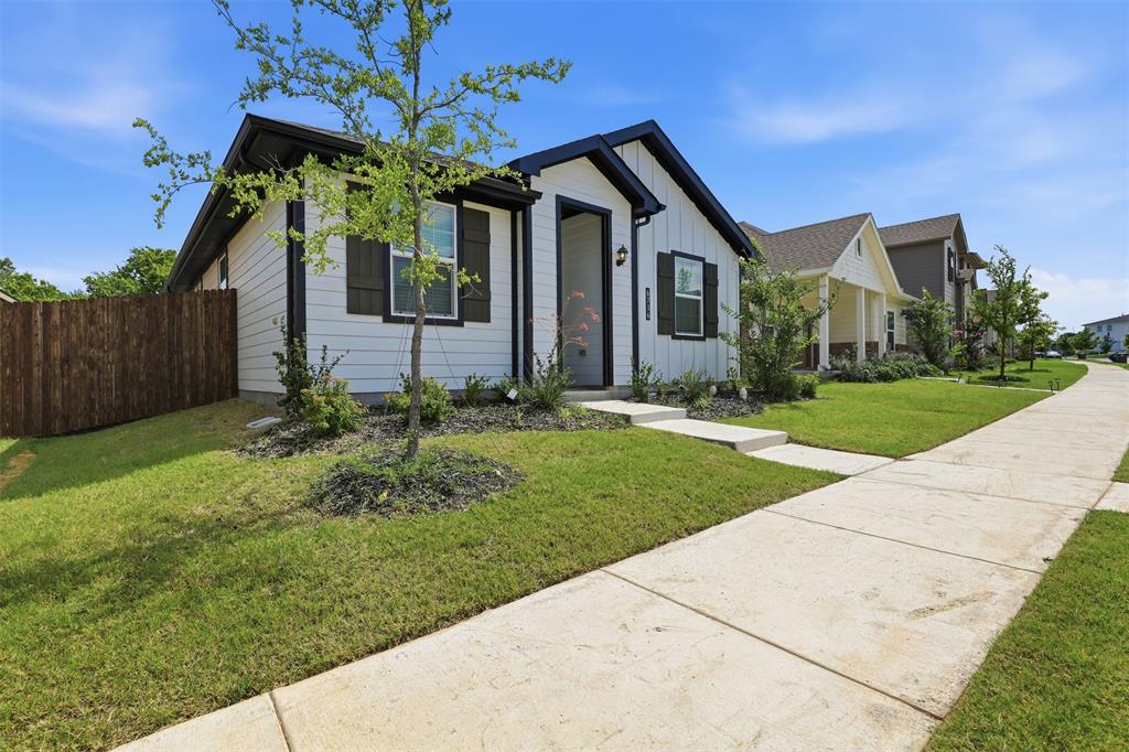 6736 Windfall Drive Property Photo 4