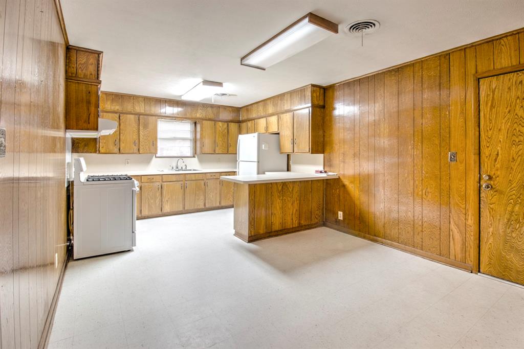 403 S Broadway Street Property Photo 10