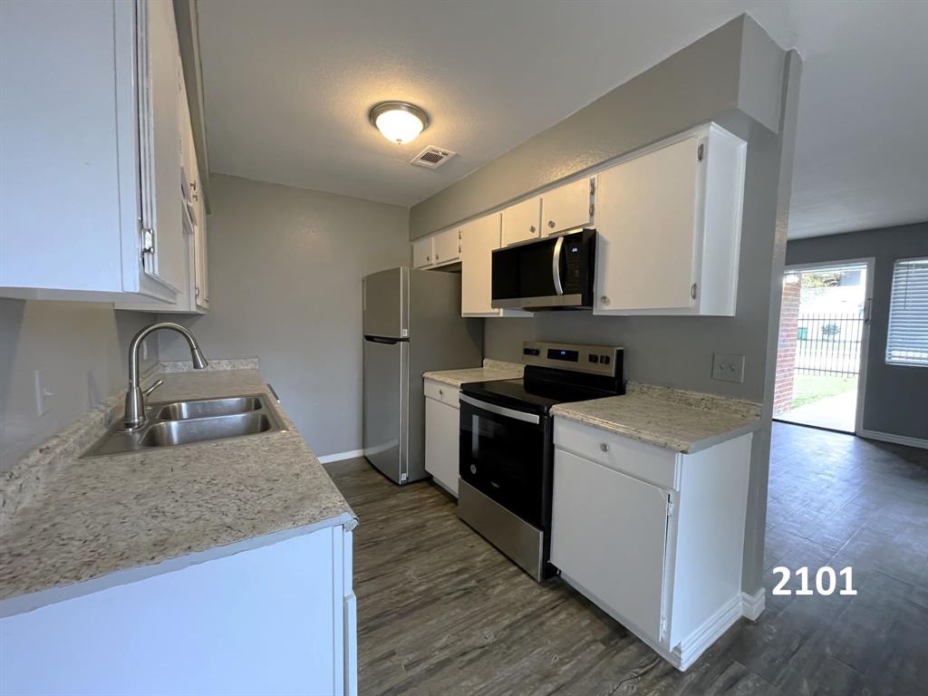2101 Knoll Crest Drive 2101, 2103, 2105, 2107 Property Photo 3