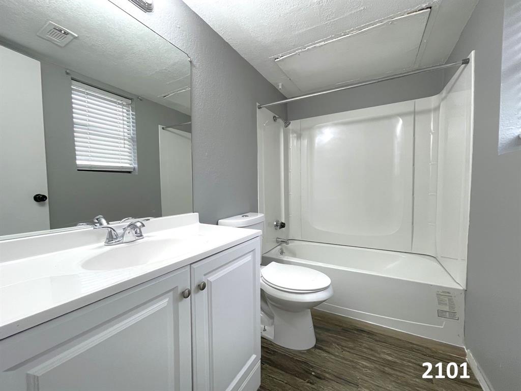 2101 Knoll Crest Drive 2101, 2103, 2105, 2107 Property Photo 7