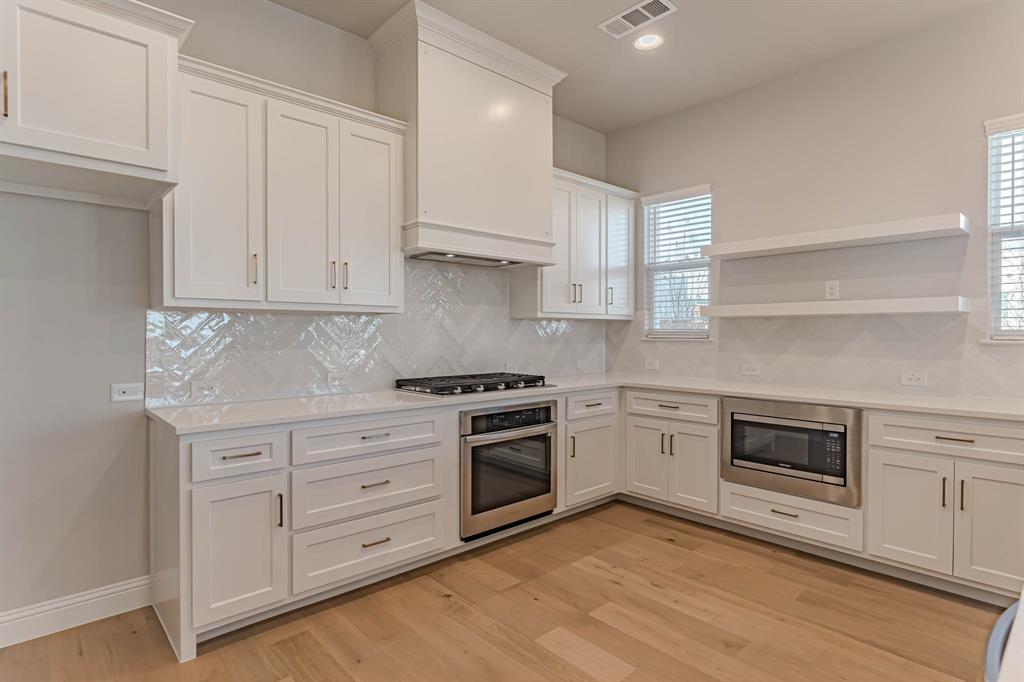 2140 Village Walk Place Property Photo 3