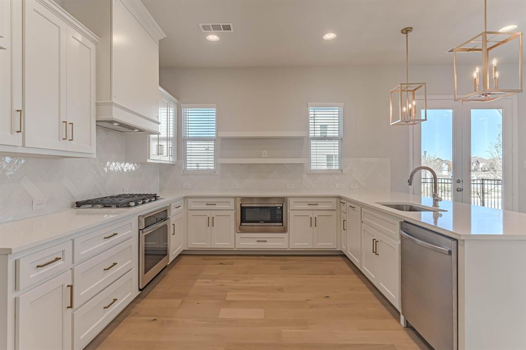 2140 Village Walk Place Property Photo 9