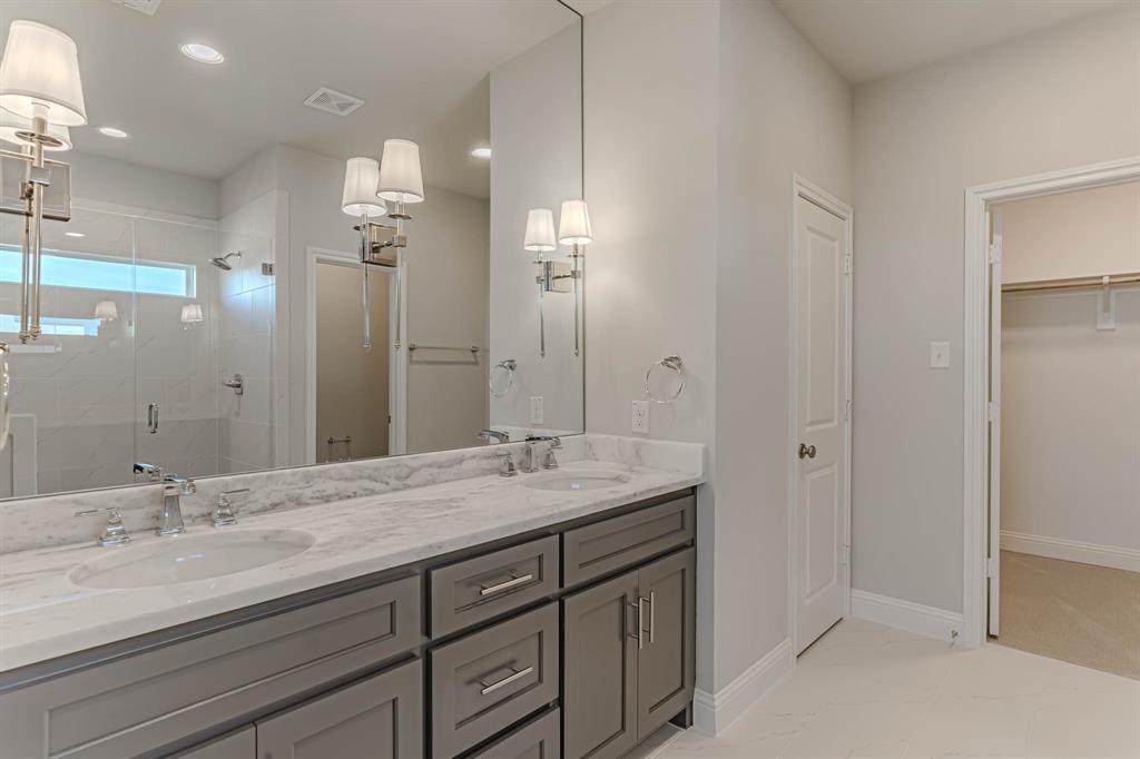 2140 Village Walk Place Property Photo 24