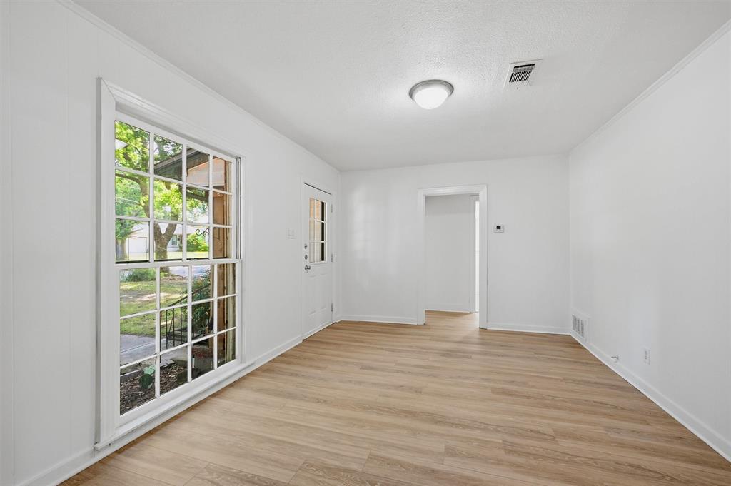 1020 W Brockett Street Property Photo 8