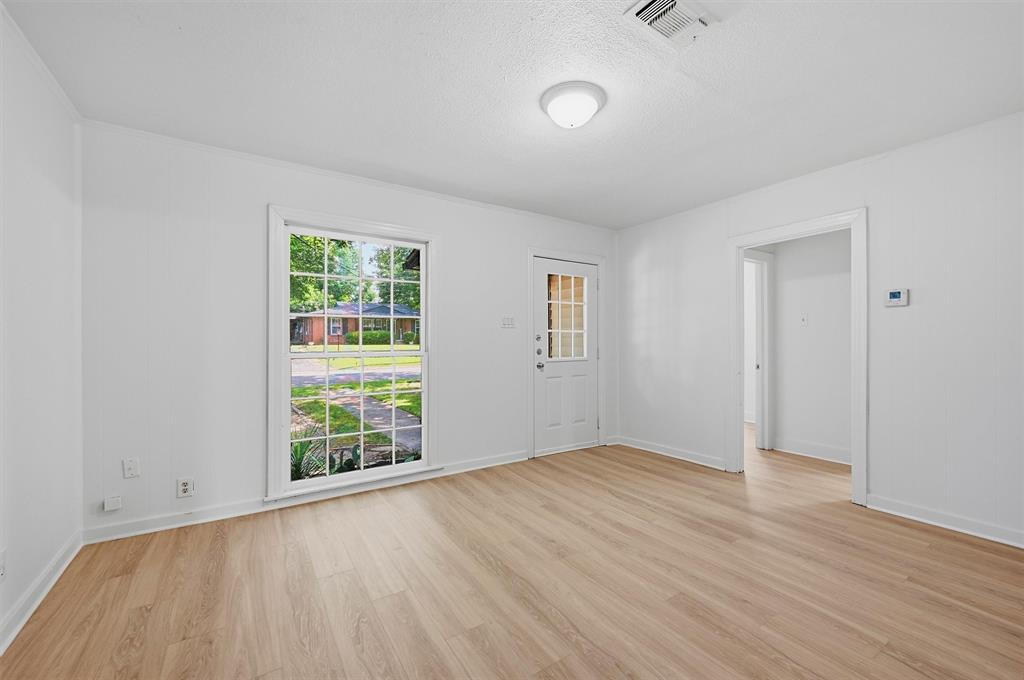 1020 W Brockett Street Property Photo 9