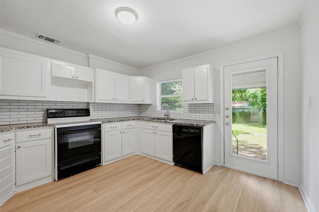 1020 W Brockett Street Property Photo 10