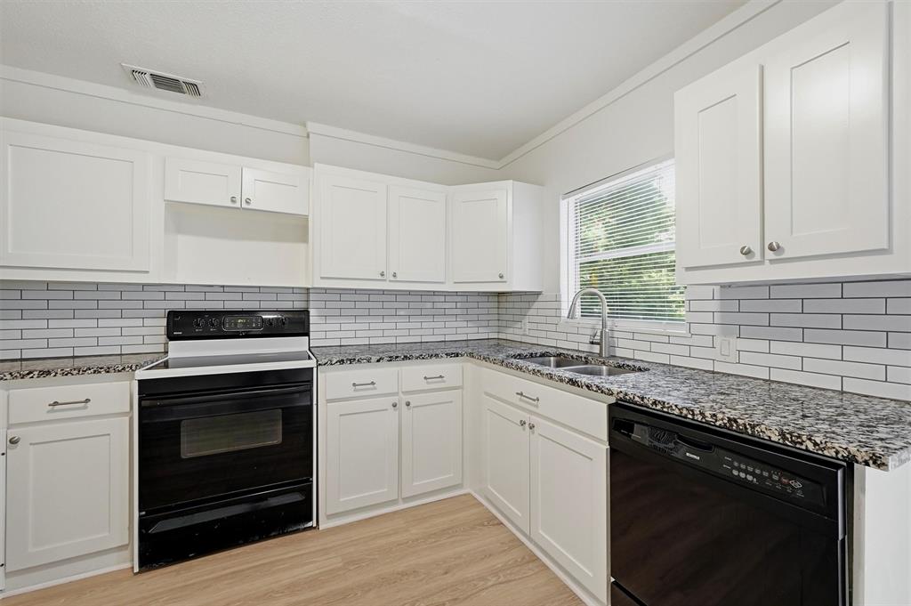 1020 W Brockett Street Property Photo 13