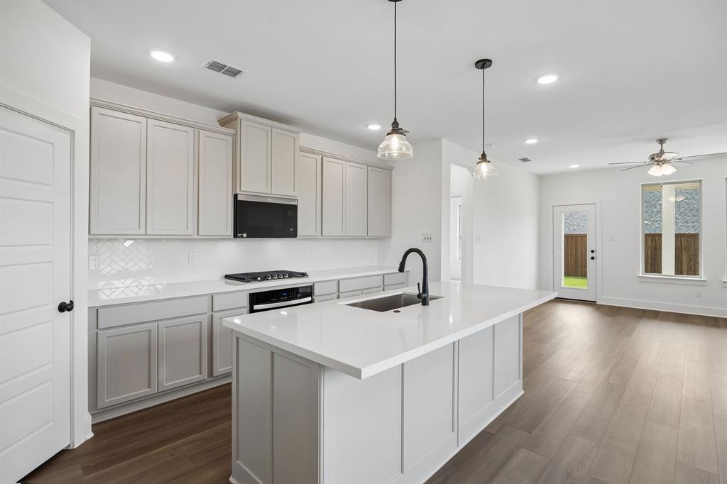 4873 Dee Street Property Photo 6