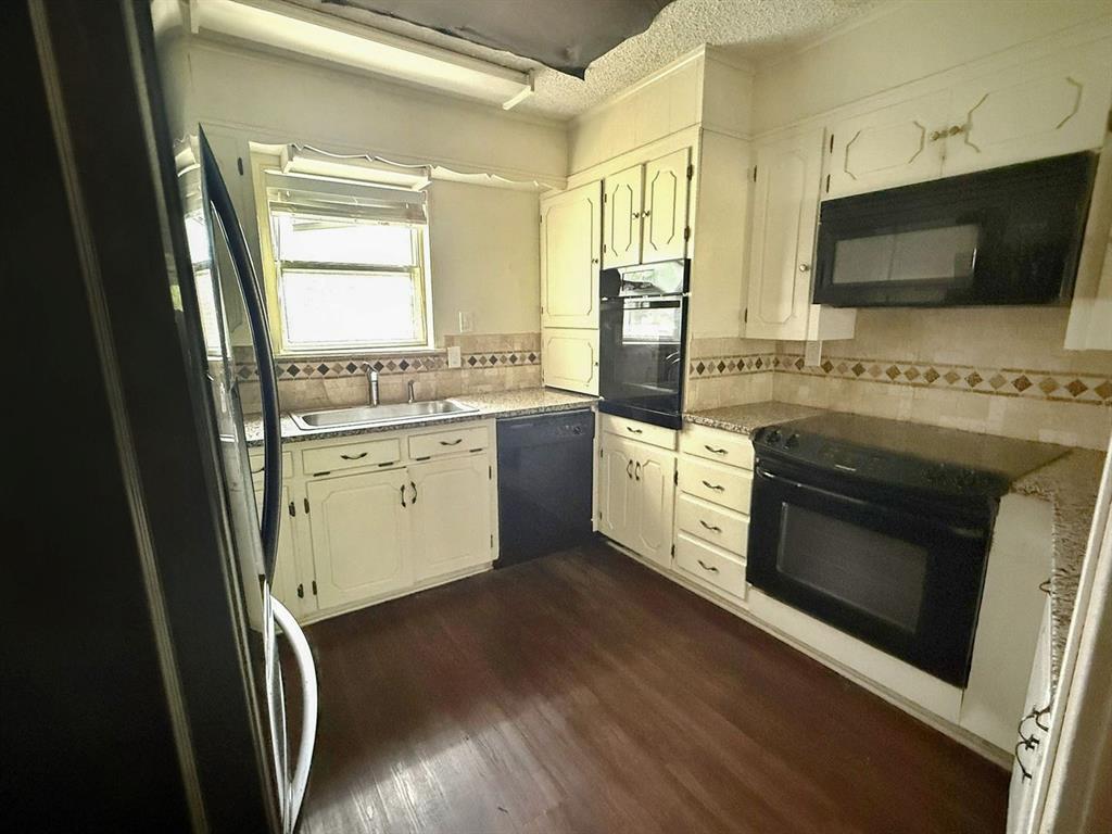 3010 Grand Avenue Property Photo 4