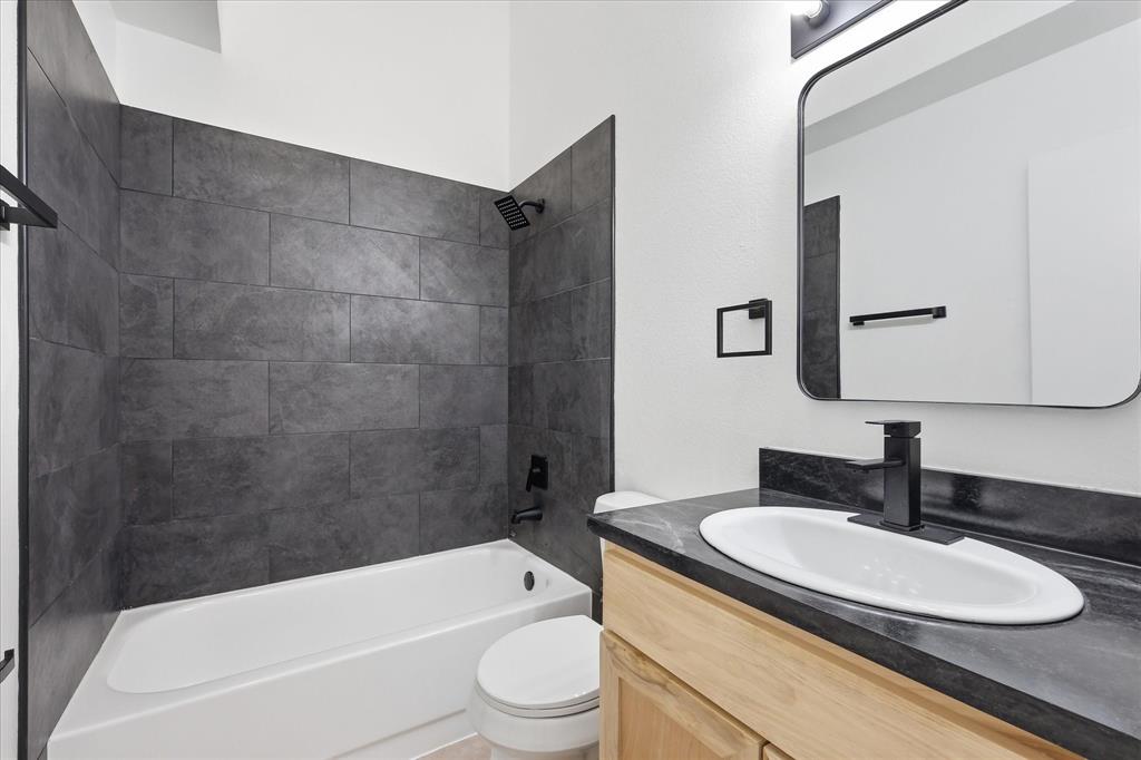 4215 Scarsdale Lane Property Photo 9
