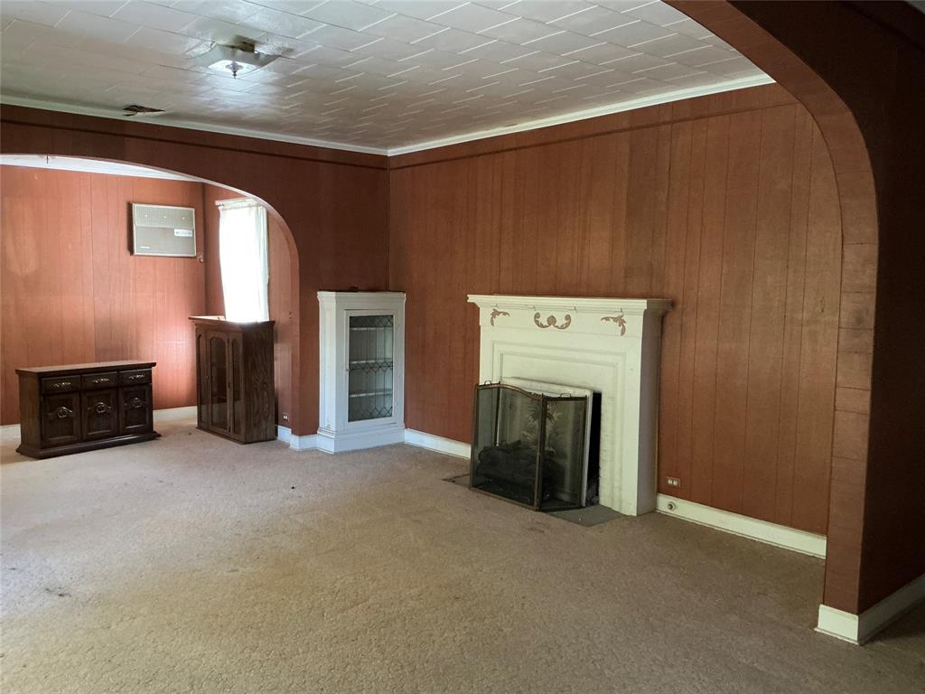 300 E Grand Avenue Property Photo 7