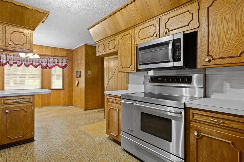 104 N Timberlane Property Photo 7