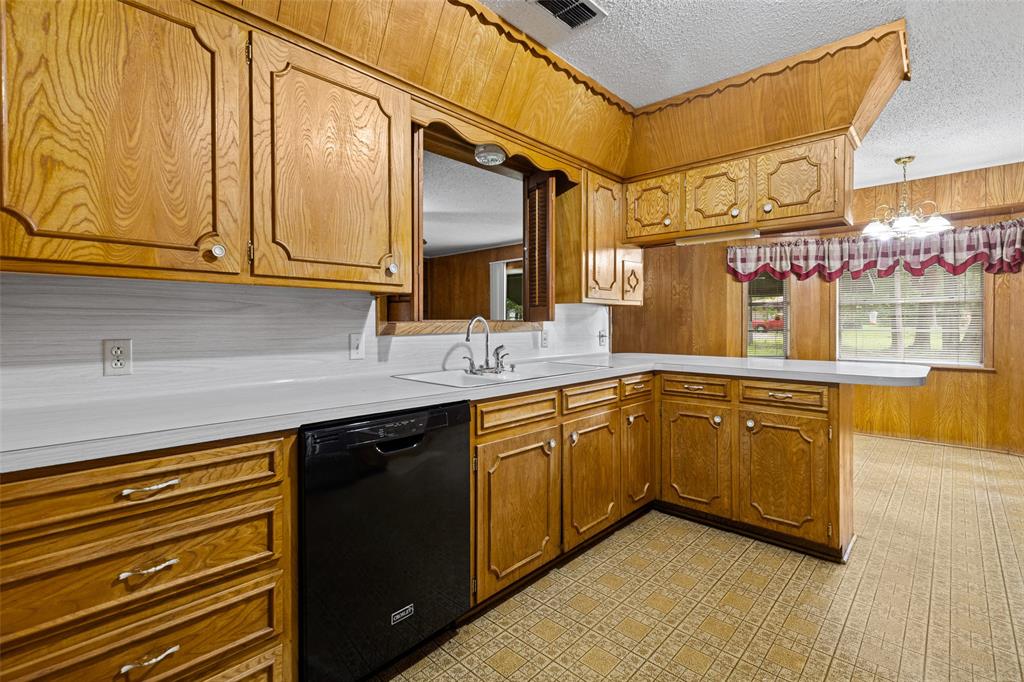 104 N Timberlane Property Photo 8