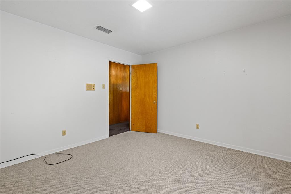 104 N Timberlane Property Photo 16