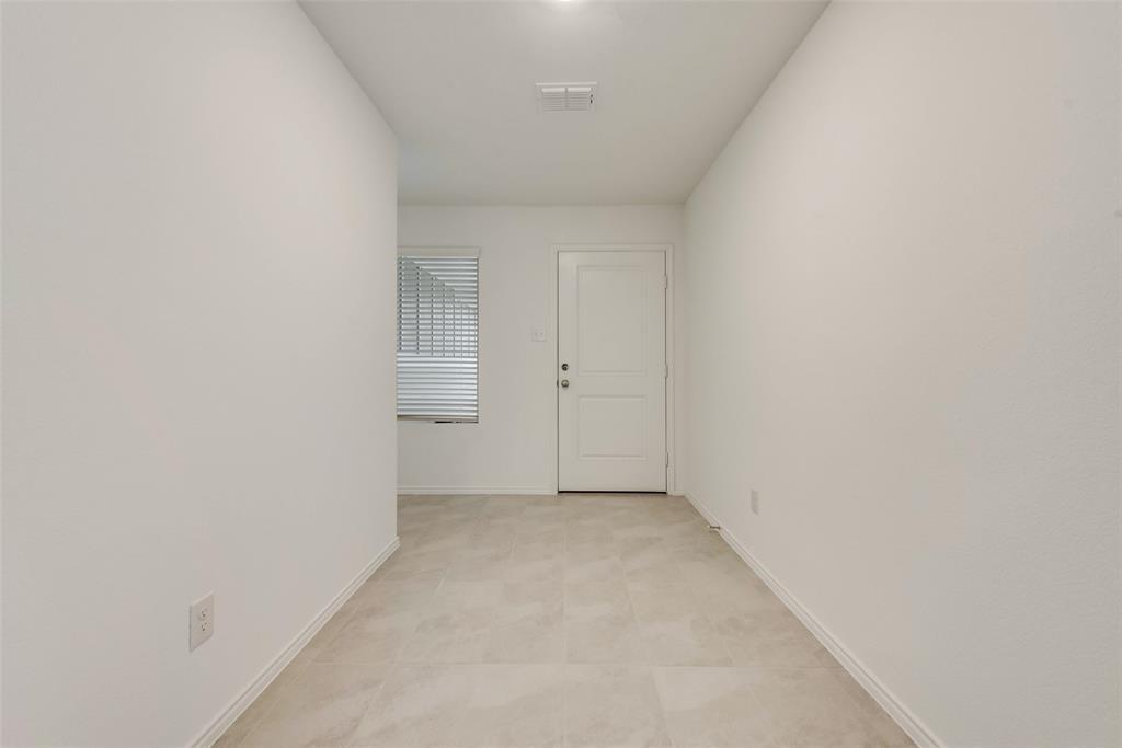 9724 Skyhawk Avenue Property Photo 6