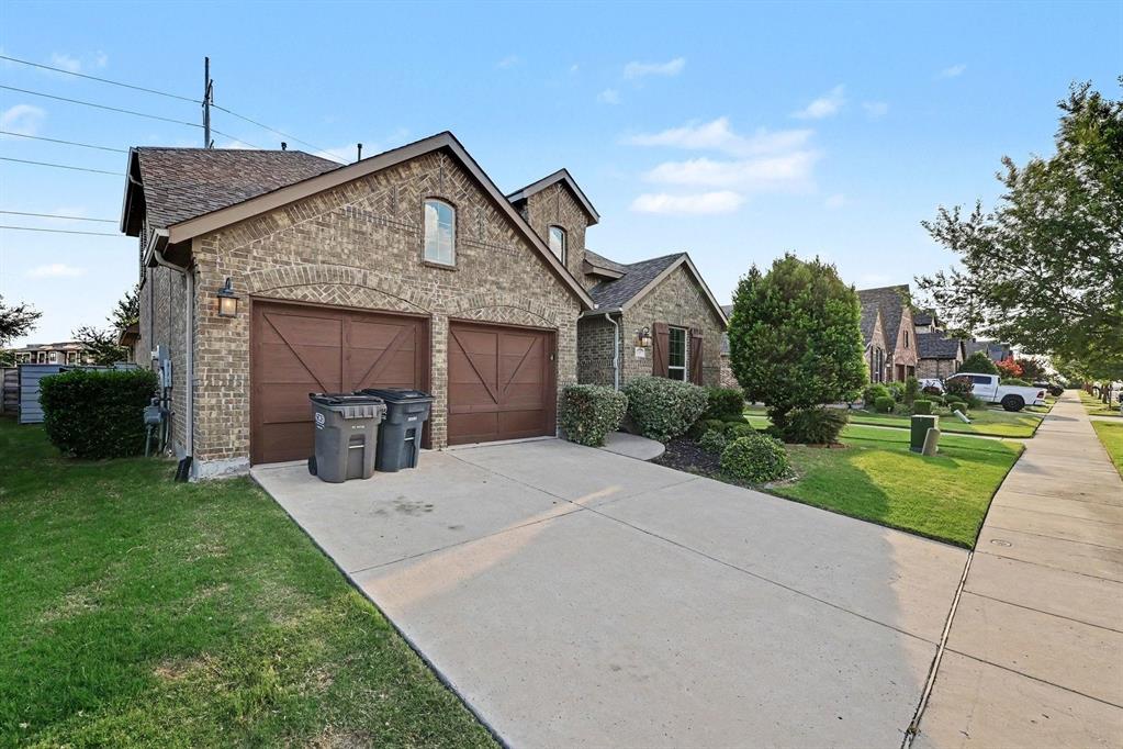 740 Field Crossing Property Photo 2