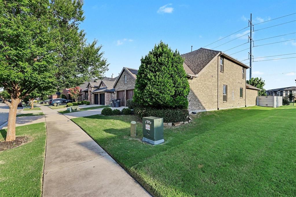 740 Field Crossing Property Photo 3