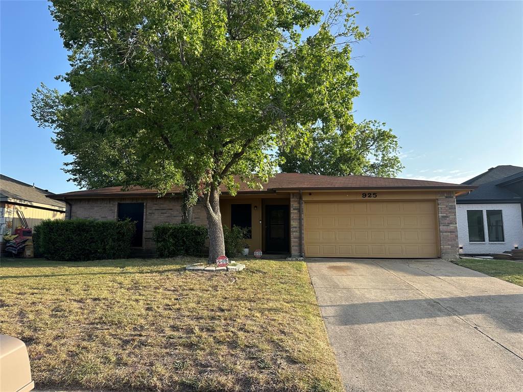 925 Woodcrest Drive Property Photo 1