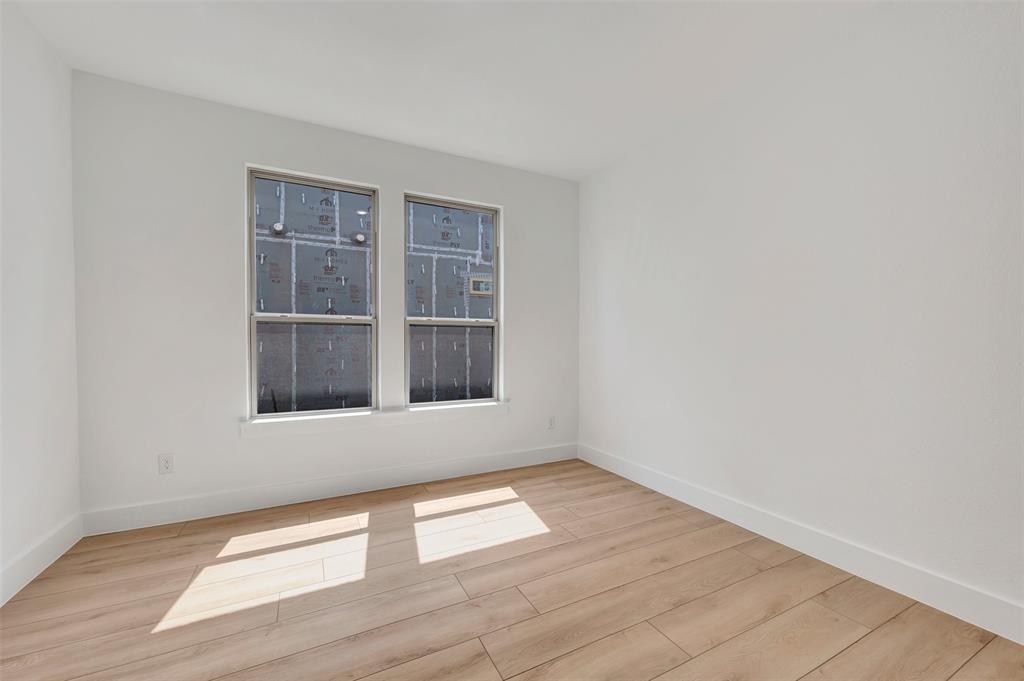 5005 Lily Creek Drive Property Photo 3