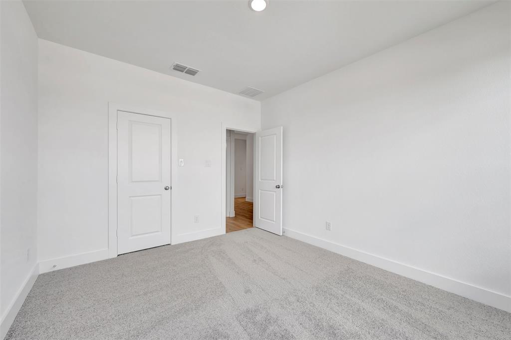 5005 Lily Creek Drive Property Photo 9