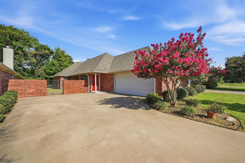 2704 Rex Cruse Drive Property Photo 3