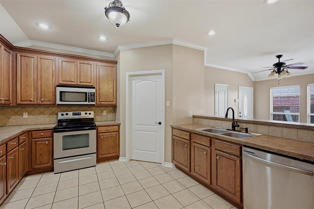 2704 Rex Cruse Drive Property Photo 14