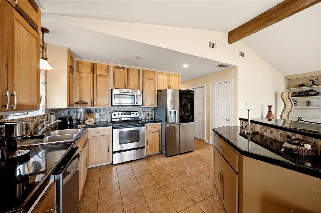 21282 Southwind Drive Property Photo 5