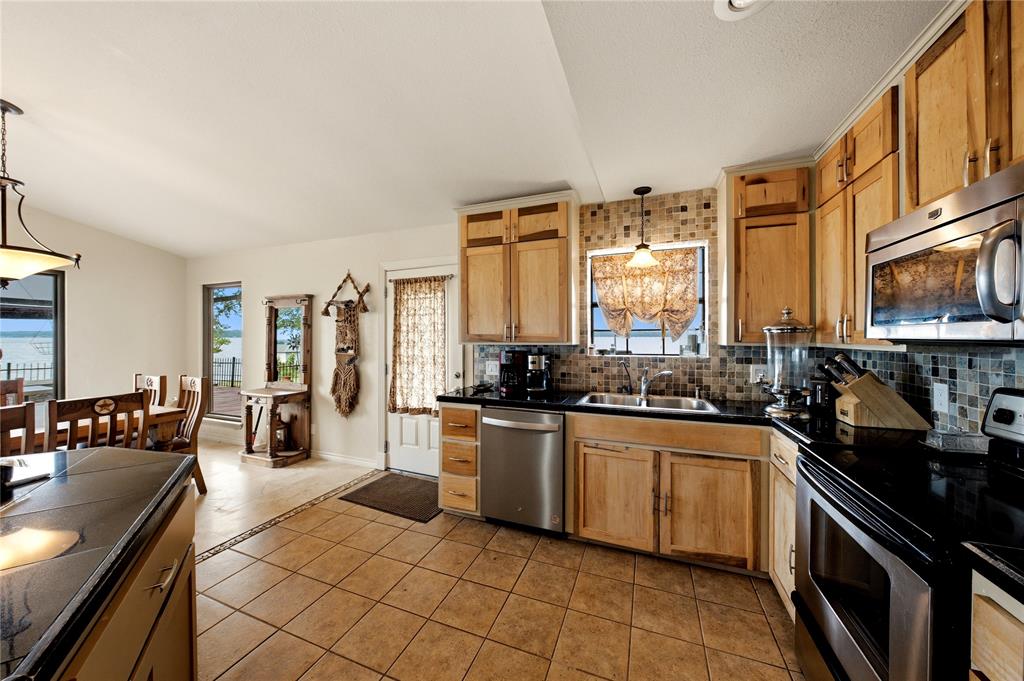 21282 Southwind Drive Property Photo 6