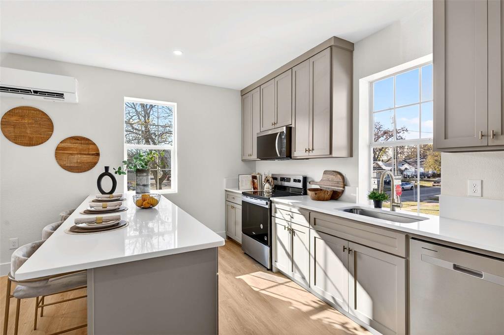 435 W 9th Street Property Photo 6