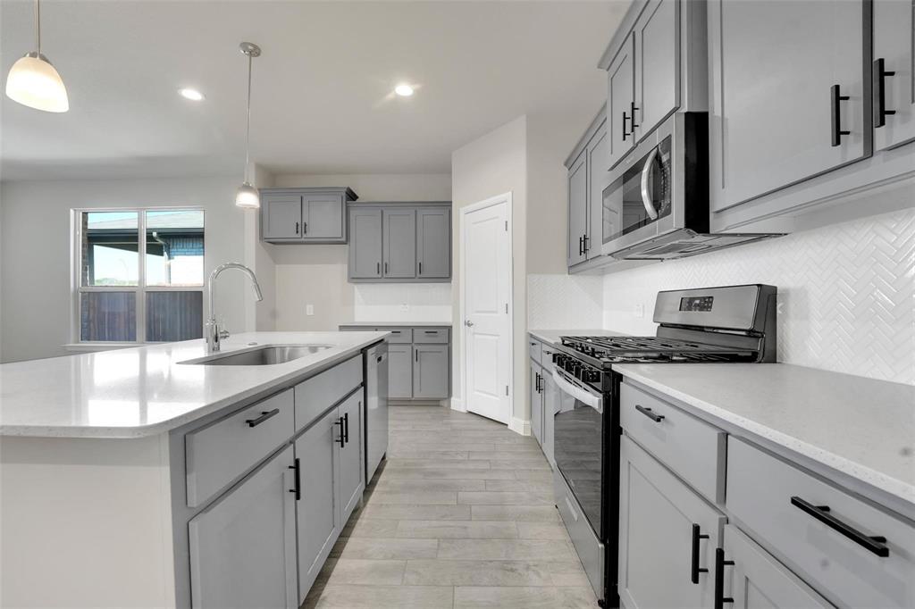 1012 Southwark Drive Property Photo 6