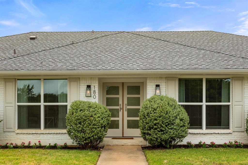 180 Trailing Oaks Drive Property Photo 3