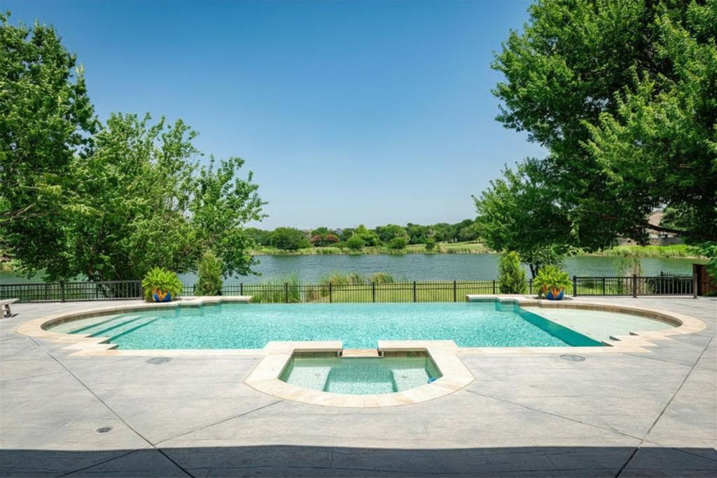 1005 Forest Lake Circle Property Photo 1