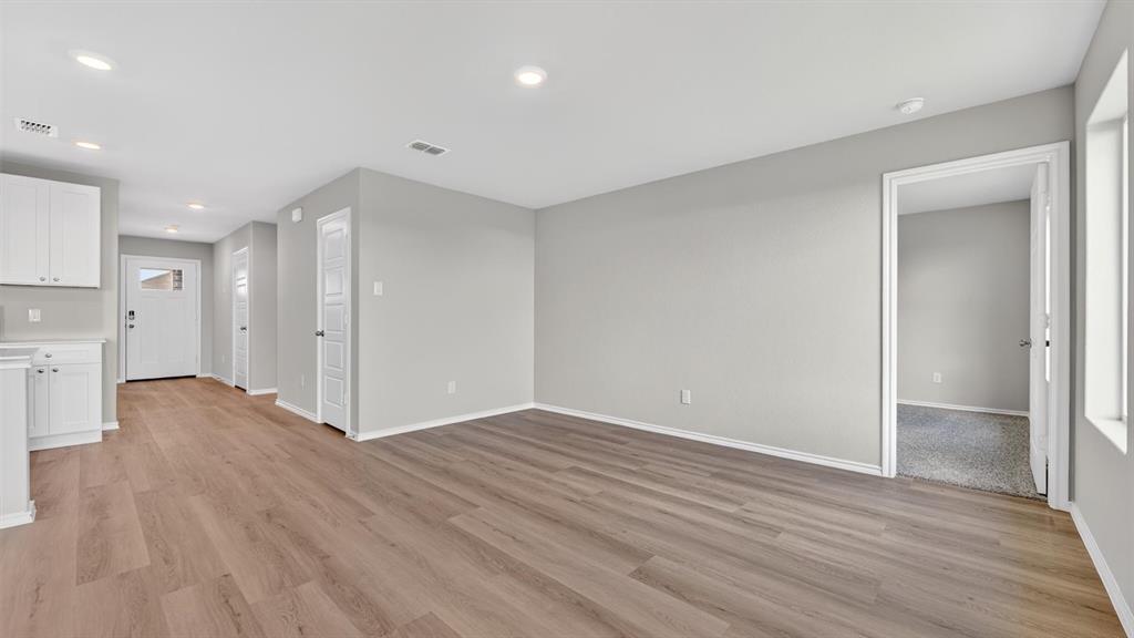 814 King's Way Property Photo 6