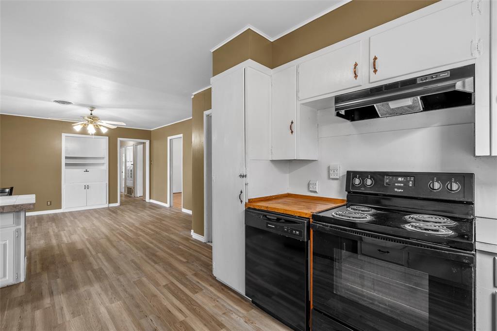 303 Avenue E Property Photo 8