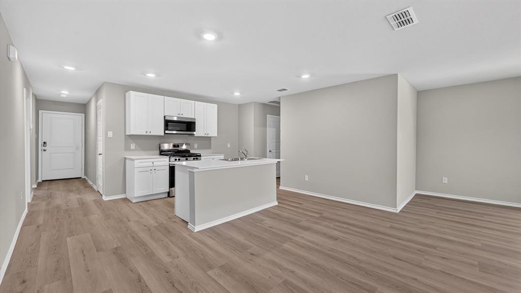 816 King's Way Property Photo 6