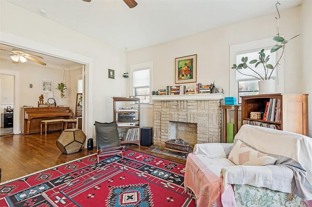 2542 Gladstone Drive Property Photo 2