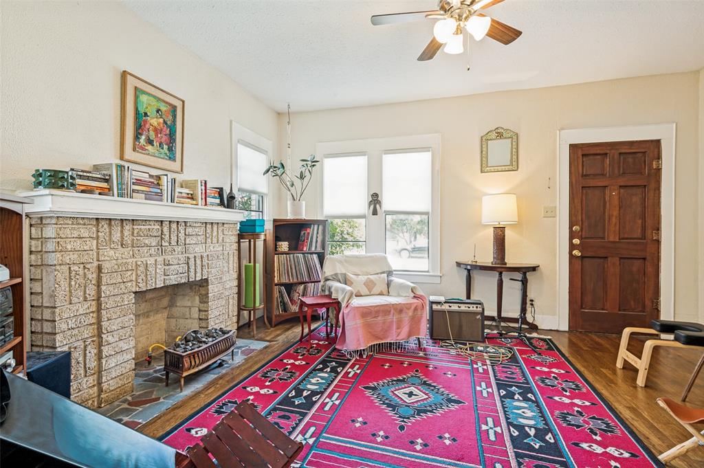 2542 Gladstone Drive Property Photo 3