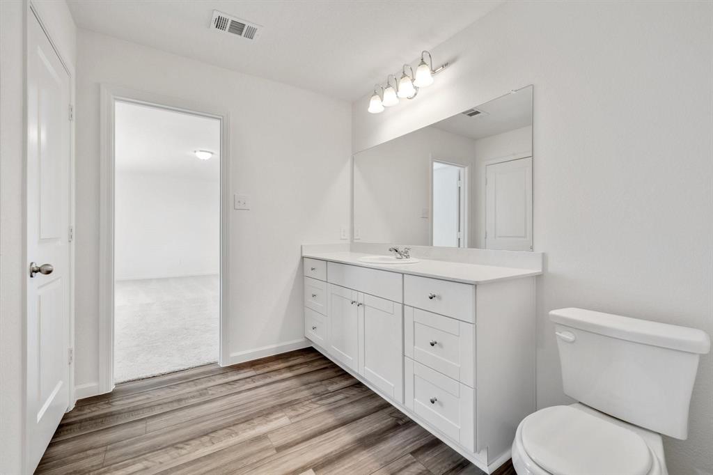 795 Yorkshire Drive Property Photo 4