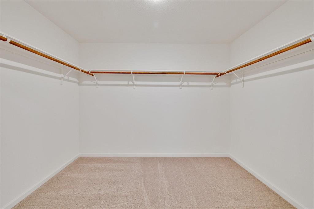 795 Yorkshire Drive Property Photo 5