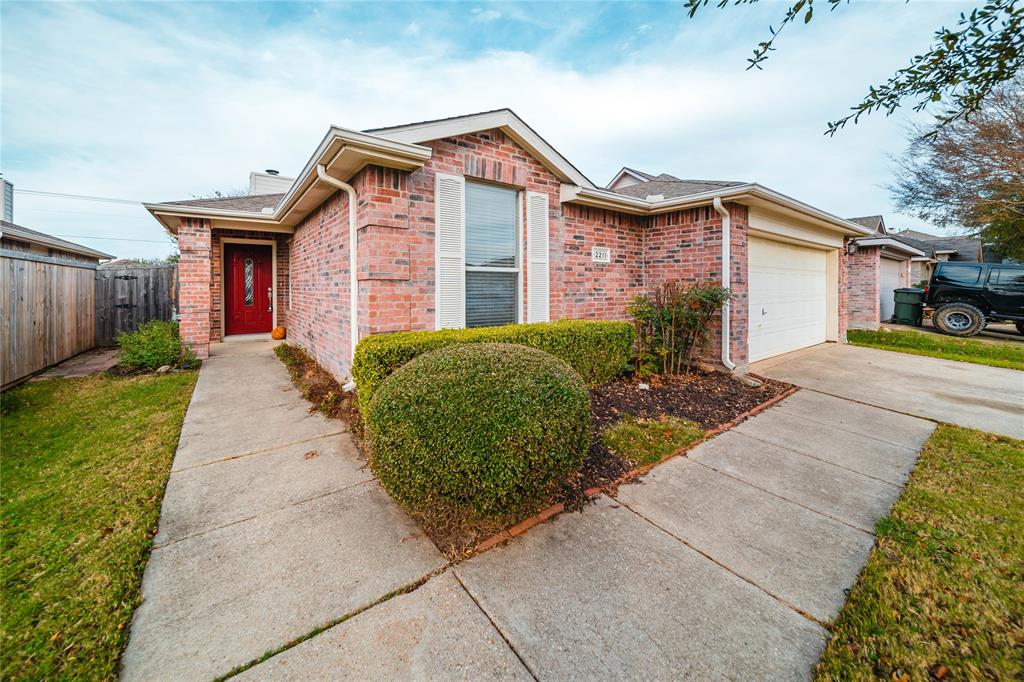 2211 Lilac Circle Property Photo 1