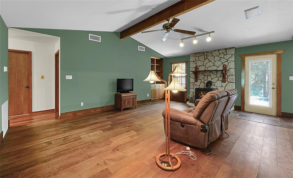 321 County Road 4275 Property Photo 6