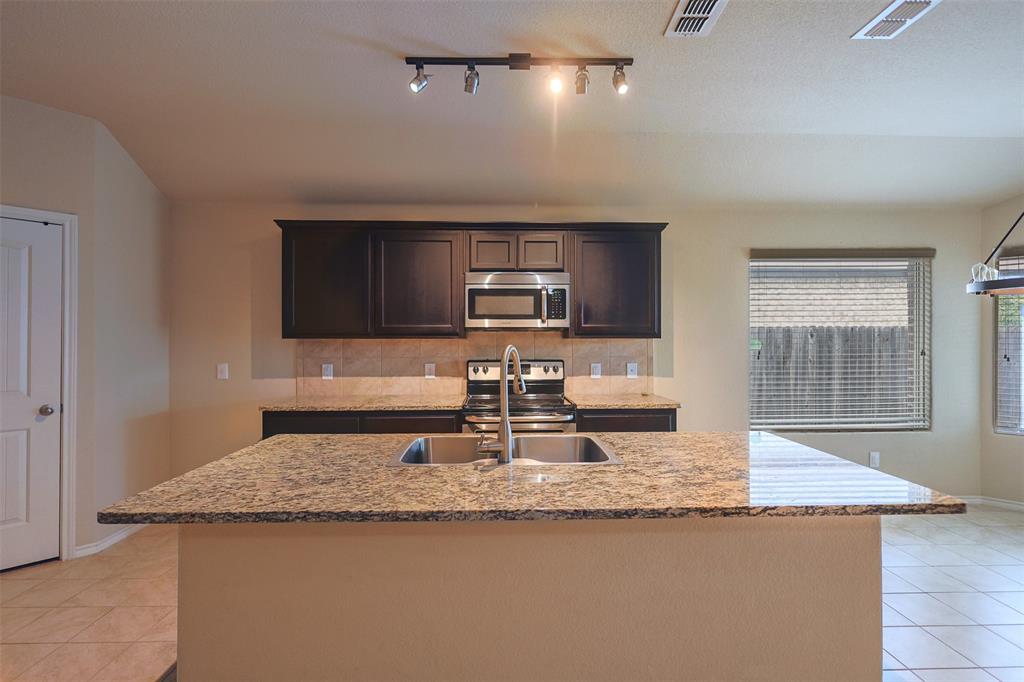 624 River Rock Drive Property Photo 7