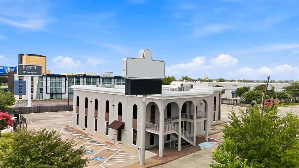 8855 N Stemmons Freeway