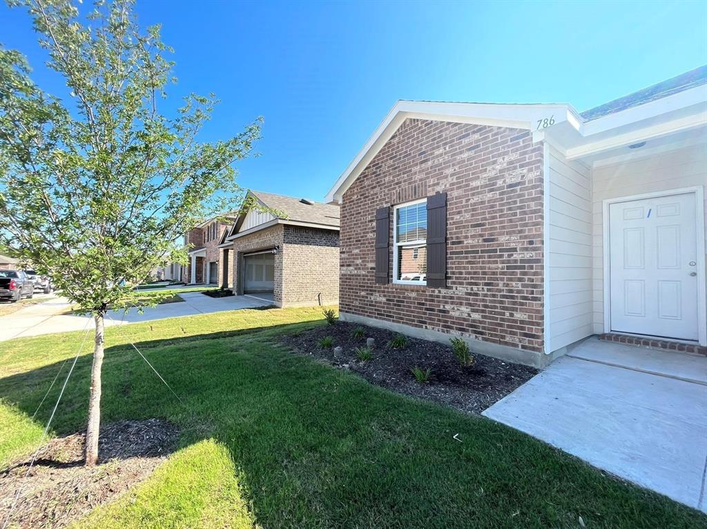 786 Yorkshire Drive Property Photo 2