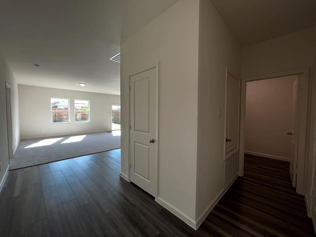 786 Yorkshire Drive Property Photo 6