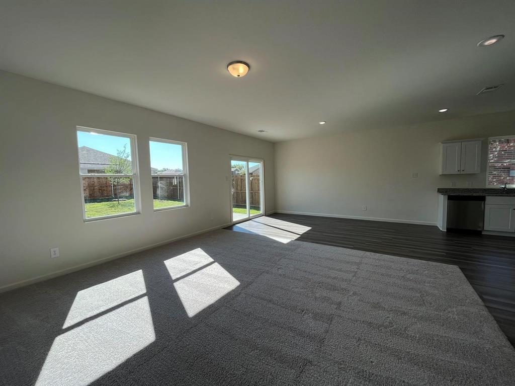 786 Yorkshire Drive Property Photo 7