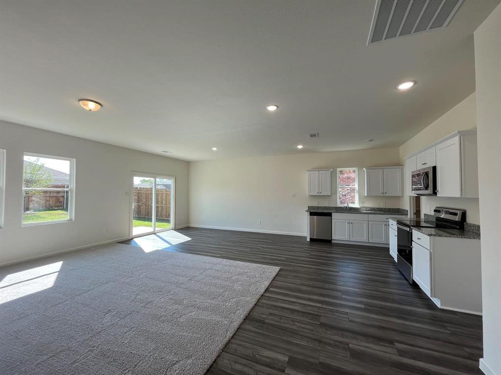 786 Yorkshire Drive Property Photo 8